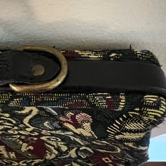 Elegant Black and Blue Shoulder Bag with Victorian Motifs - Picture 6 of 9